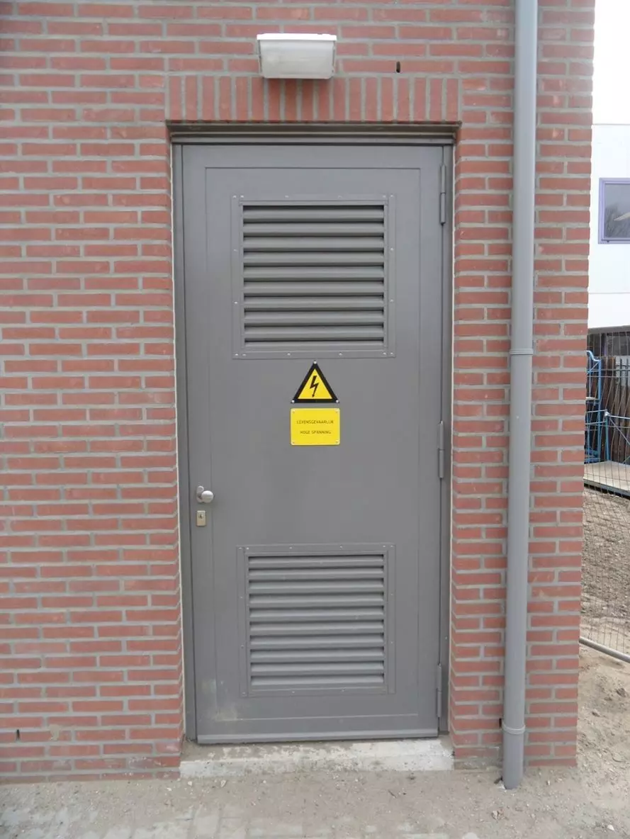 Brand-en inbraakwerend-stalen-deurkozijn-met ventilatierooster-2